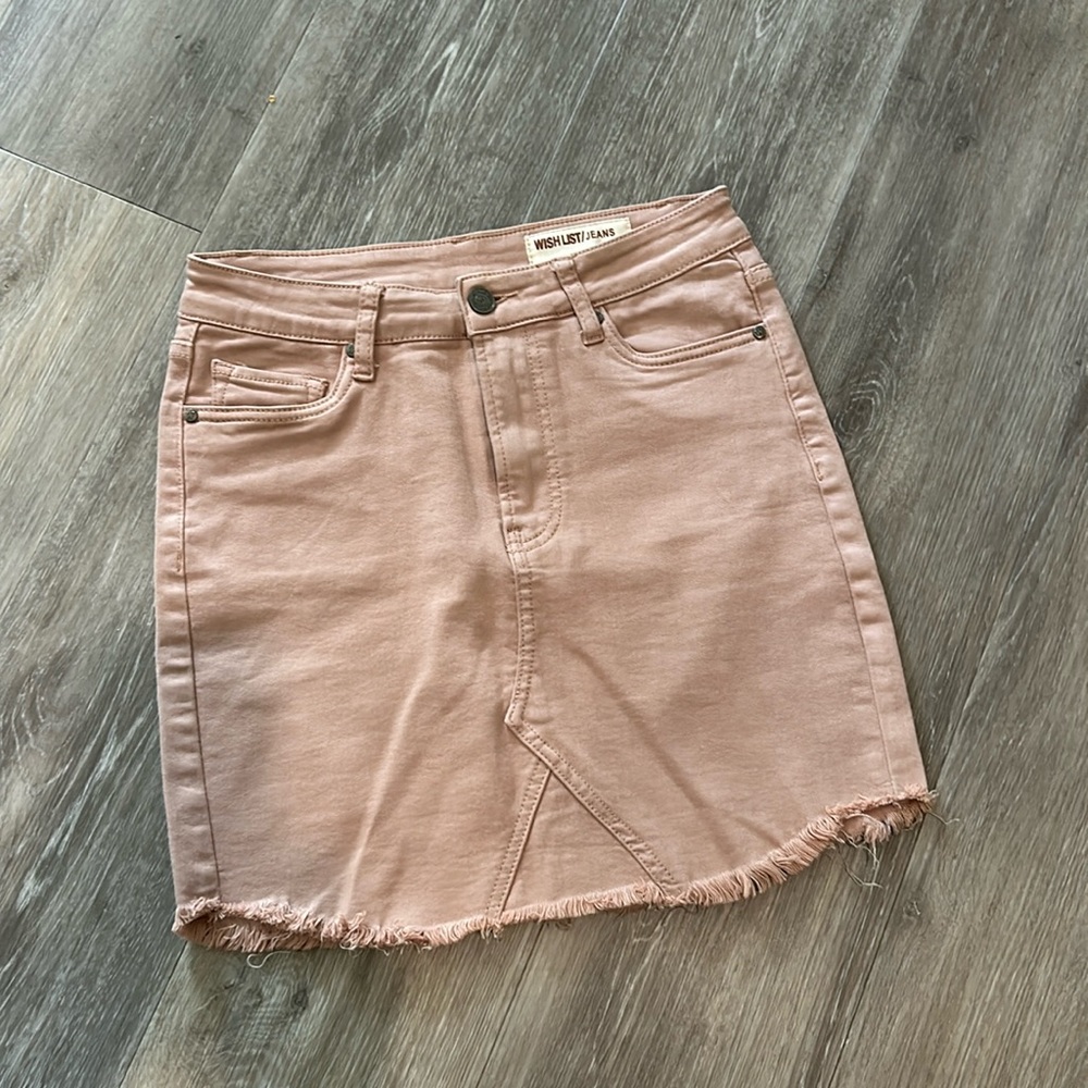Wishlist really cute skirt .. like new great blush color!! Size S and stretch